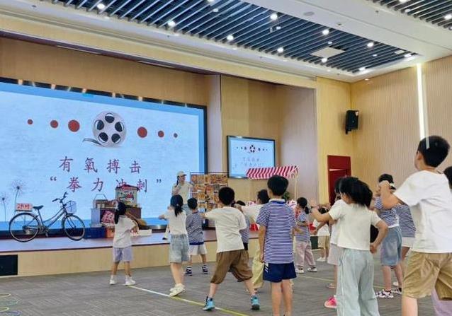 动的花, 孩子们互相 动的花, 孩子们互相